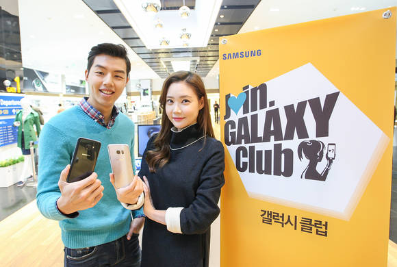 삼성전자 모델들이 서울 서초구 삼성전자 딜라이트샵에서 소비자 혜택을 강화하는 프리미엄 업그레이드 프로그램 ‘갤럭시 클럽’을 소개하고 있다. (사진제공=삼성전자)
