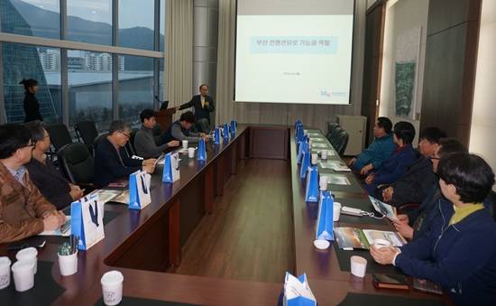 고양시의회 전시산업연구회가 부산CVB를 방문해 마이스산업 발전을 위한 강의 및 토의를 진행하고 있다. (사진= 고양시의회)