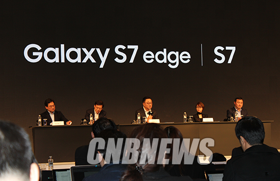 질의응답을 진행중인 삼성전자 임원들. 가운데가 고동진 무선사업부 사장. (사진=정의식 기자)