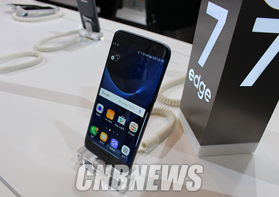 체험 코너에 비치된 ‘갤럭시 S7 엣지’. (사진=정의식 기자)