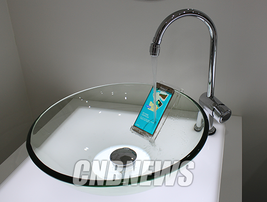 체험코너 한켠에서 방수 성능을 과시하고 있는 ‘갤럭시 S7 엣지’. (사진=정의식 기자)