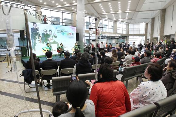 밴드 ‘자전거를 탄 풍경’이 9일 열린 기증식에서 환우들을 위해 축하 공연을 하고 있다. (사진제공=KT&G)