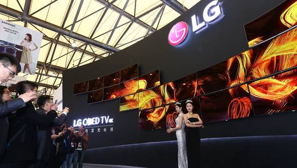 ‘상해 가전 박람회’ 관람객들이 LG전자 전시관에 설치된 대형 올레드 월을 보며 감탄하고 있다. (사진제공=LG전자)