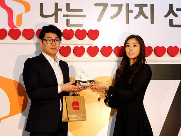 (왼쪽부터)SK텔레콤 '갤럭시 S7' 1호 가입자 이건희(26세) 고객과 피겨스타 김연아 선수. (사진제공=SK텔레콤)