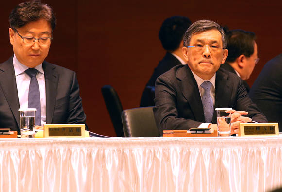 삼성전자 권오현 이사회 의장(대표이사 부회장)과 윤부근 삼성전자 CE부문장 대표이사 사장이 11일 오전 서울 서초구 서초동 삼성전자 서초사옥에서 열린 정기 주주총회에 참석하고 있다. (사진=연합뉴스)