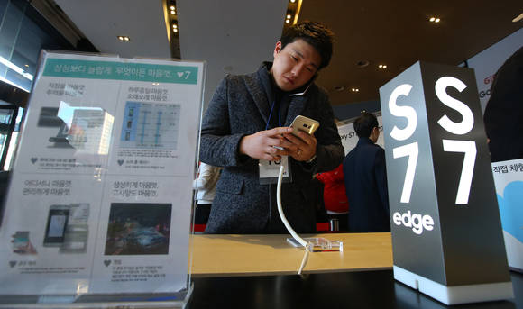 갤럭시 S7과 갤럭시 S7 엣지 출시일인 11일 오전 서울 광화문 KT스퀘어에서 시민들이 제품을 체험해보고 있다. (사진=연합뉴스)