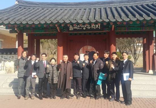 김동규 도의원(가운데)이 율곡선생유적지를 방문해 기념촬영하고 있다.