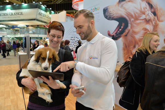 ‘크러프츠 2016’ 행사장에 마련된 삼성전자 전시부스를 방문한 관람객이 반려견과 함께 삼성전자의 애견관련 IoT 서비스를 체험해보고 있다. (사진제공=삼성전자)