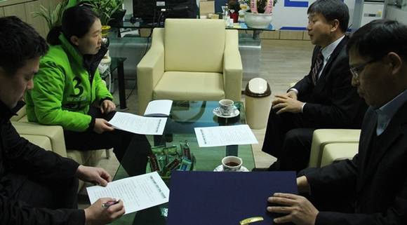 국민의당 권은희 국회의원(광산을) 예비후보가 도시철도2호선 건설과 관련 14일 선거사무소에서 광주시 도시철도건설본부(사장 정선수) 본부장을 만나 도시철도2호선 추진현황 등에 관해 의견을 교환하고 있다.(사진=권은희 으원실)