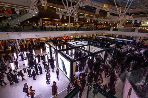 ‘갤럭시 S7’의 글로벌 출시일인 지난 11일(현지시간) 영국 런던의 유명 쇼핑몰 웨스트필드에 오픈한 ‘갤럭시 S7 스튜디오’. 첫 주말 6만명 이상의 소비자가 스튜디오를 방문했다. (사진제공=삼성전자)