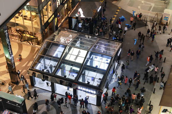 홍콩 최대 번화가인 코즈웨이베이 광장에 오픈된 ‘갤럭시 S7 스튜디오’. (사진제공=삼성전자)