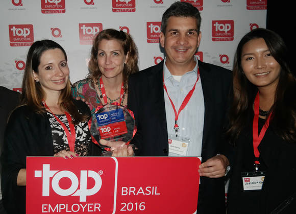 8일(현지시간) 브라질 상파울루에서 열린 ‘2016 중남미 최고 고용 기업(2016 Top Employer Latin America)’ 시상식에서 삼성전자 브라질 법인 인사 담당자들이 상패를 들고 기념촬영을 하고 있다. (사진제공=삼성전자)
