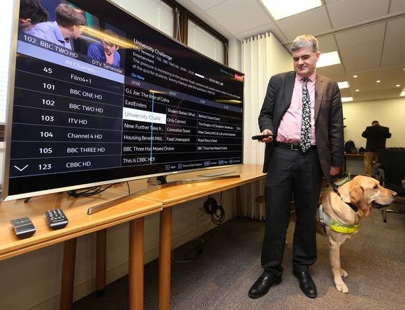 영국 왕립시각장애인협회로부터 ‘사회공헌상’을 수상한 삼성 스마트TV를 동 협회 솔루션팀의 닐 헤슬롭(Neil Heslop)이 시연하고 있다. (사진제공=삼성전자)