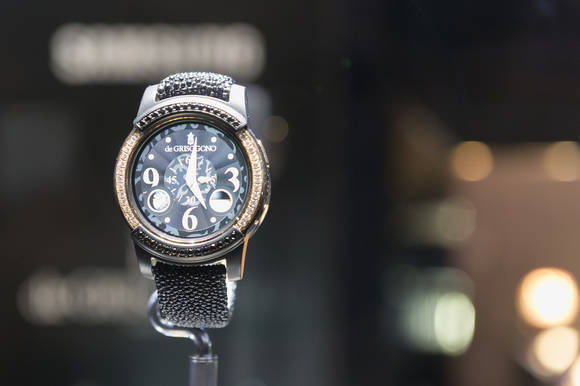 ‘드 그리소고노’와 협업으로 만들어진 삼성 기어S2 한정판. (사진제공=삼성전자)