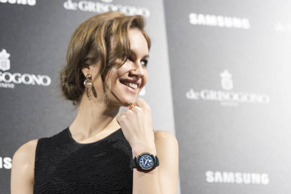 ‘드 그리소고노 협업 삼성 기어S2 한정판(Samsung Gear S2 by de GRISOGONO)’을 착용한 모델. (사진제공=삼성전자)