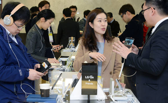 ‘G5와 프렌즈 개발자 콘퍼런스’에서 참여자들이 ‘G5’와 프렌즈를 시연하고 있다. (사진제공=LG전자)