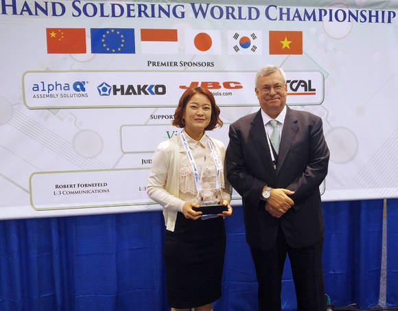 지난 16일부터 이틀간 미국 라스베가스에서 개최된 ‘IPC 핸드 솔더링 세계대회’에서 3위에 입상한 LIG넥스원 백효정 기장(왼쪽)과 IPC 아시아 총괄대표 필립 카마이클이 시상식 직후 기념촬영을 하고 있다. (사진제공=LIG넥스원)