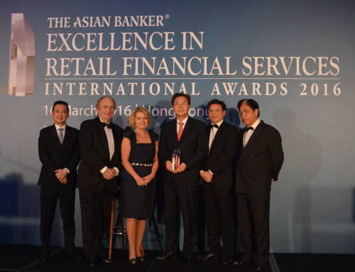 지난 16일 홍콩에서 열린 아시안뱅커(The Asian Banker)지 주최 EXCELLENCE IN RETAIL FINANCIAL SERVICES INTERNATIONAL AWARDS 2016 행사에서 최재열 신한아주금융유한공사 사장이(왼쪽부터 네 번째) 2016년 대한민국 최우수 리테일 은행상 수상 후 아시안뱅커지 관계자들과 함께 기념촬영하고 있는 모습. (사진=신한은행)