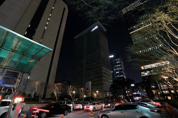 ‘지구촌 전등끄기’ 캠페인의 참여하고 있는 ‘KT광화문 사옥’의 불이 꺼진 모습. (사진제공=KT)