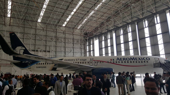 멕시코 멕시코시티의 ‘베니토 후아레스 국제공항’에서 ‘갤럭시 S7 엣지’와 ‘갤럭시 S7’로 랩핑한 에어로멕시코 비행기가 공개됐다. (사진제공=삼성전자)