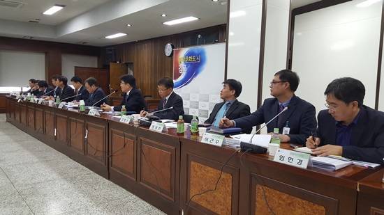 김포시 안전건설국 및 도시개발국의 각 국장과 과장이 2016년 계획을 브리핑하고 있다.(사진= 김진부 기자)