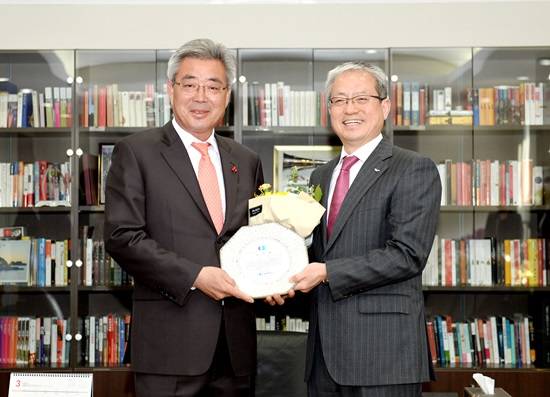 파주상공회의소 장동문 회장이 이재홍 파주시장에게 GTX 등 철도 구축망 성과에 따른 감사패를 전달하고 있다.(사진= 파주시)