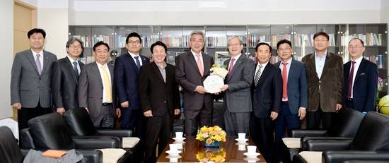 파주상공회의소 임원진들이 파주시장과 함께 기념촬영하고 있다.(사진= 파주시)