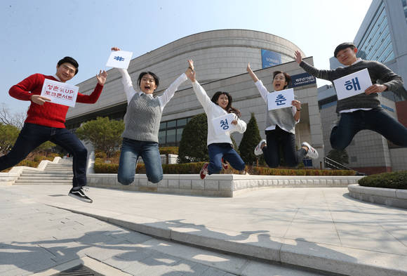 대학생 모델들이 ‘청춘氣UP’ 콘서트를 소개하고 있다. (사진제공=KT)