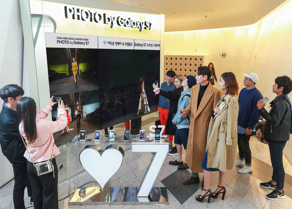DDP(동대문디자인플라자)에 설치된 디지털 갤러리에서 ‘갤럭시 S7’으로 촬영된 ‘2016 FW헤라서울패션위크’가 상영되고 있다. (사진제공=삼성전자)