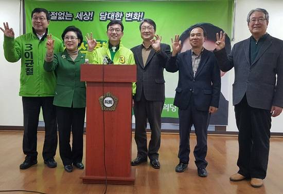 장석관 고양시병(일산동구) 국민의당 후보가 김필례 시의원, 이화우 고양시의회 부의장 등과 출마선언 후 기념촬영했다.맨 좌측은 이균철 고양시을 국민의당 후보(사진= 김진부 기자)