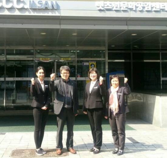 렛츠런 문화공감센터 일산이 청년 기자단을 모집한다. (사진 좌측 두번째) 이유환 지사장이 직원들과 기념촬영하고 있다.