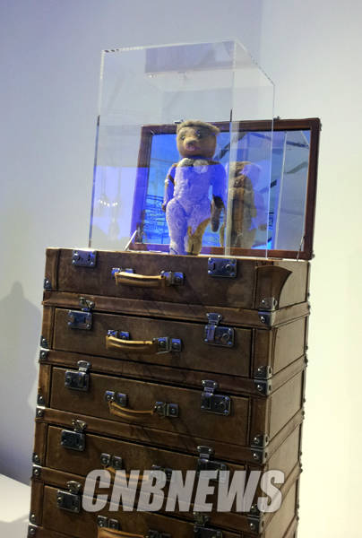 어린 시절 장 폴 고티에에게 특별한 영감을 주는 동시에, 각종 옷을 만들어 입히는 대상이 된 테디베어가 전시돼 있다. 장 폴 고티에는 이 테디베어에 각별한 애정을 가졌음을 밝혔다.(사진=김금영 기자)