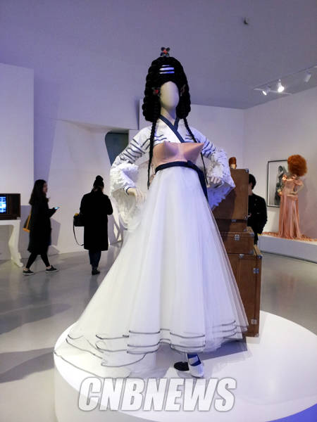 장 폴 고티에는 한국 전시에서 특별히 한국의 전통의상인 한복을 재해석한 작품도 선보인다.(사진=김금영 기자)