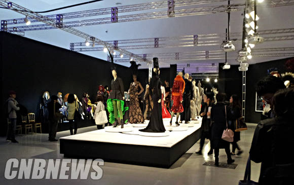 전시장은 여러 테마로 꾸려진다. 패션쇼 런웨이를 모티브로 한 전시장도 눈에 띈다.(사진=김금영 기자)