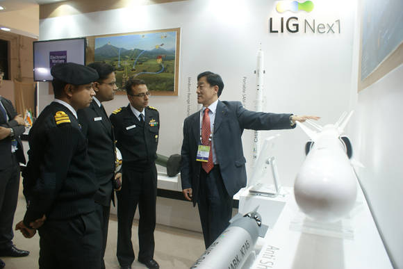 지난 ‘디펙스포 인디아 2014’ 기간 LIG넥스원 부스를 찾은 인도 군관계자들이 함대함유도무기 ‘해성’ 등 정밀유도무기에 큰 관심을 보이고 있다. (사진제공=LIG넥스원)