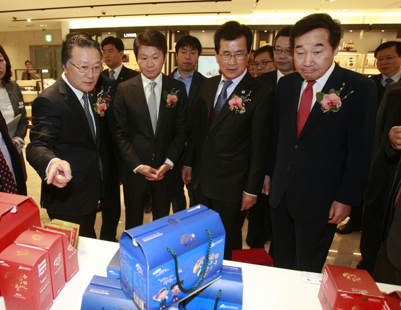 25일 HDC신라면세점 그랜드 오픈 행사에 참석한 김임권 수협중앙회장(왼쪽 앞 첫번째)이 HDC현대산업개발 정몽규 회장(왼쪽 앞 두번째)과 이시종 충북도지사(왼쪽 앞 세번째), 이낙연 전남도지사(왼쪽 앞 네번째)에게 중국인 관광객들이 선호하는 수산 상품들을 설명하고 있다. (사진제공=수협중앙화)