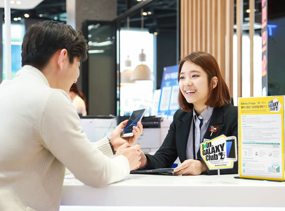 서울 마포구에 위치한 삼성 디지털프라자 홍대점에서 ‘갤럭시 S7’을 구매하는 고객이 프리미엄 스마트폰 업그레이드 프로그램 ‘갤럭시 클럽’에 가입하고 있다. (사진제공=삼성전자)