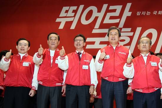 김포시을 홍철호 후보가 새누리당 공천자대회에서 이인제, 서청원, 김무성 등과 기념촬영하고 있다.(사진= 홍철호 사무실)