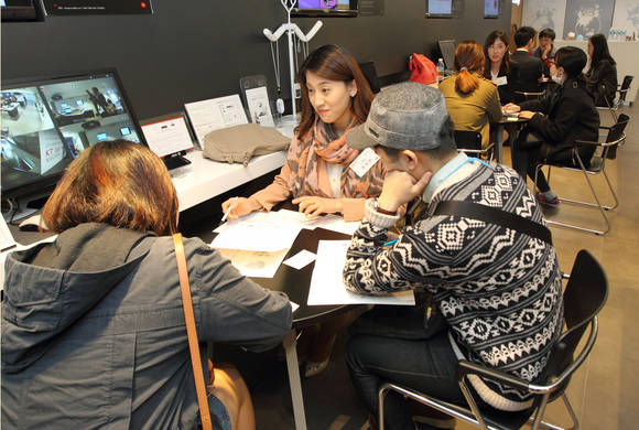 KT 잡 페어 참여자들이 취업 컨설팅을 받고 있다. (사진제공=KT)