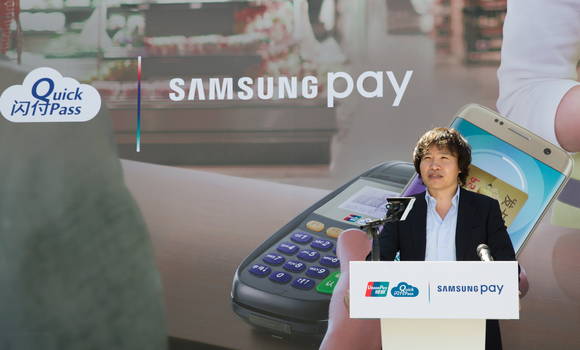 29일 중국 베이징 798 예술구에서 진행된 ‘삼성 페이’ 출시 행사에서 삼성전자 무선사업부 이인종 부사장이 ‘삼성 페이’의 중국 출시를 알리고 있다. (사진제공=삼성전자)