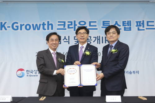 30일 디캠프(D.Camp)에서 이광구 우리은행장(사진 가운데)이 이동춘 한국성장금융투자운용 대표이사(사진 왼쪽), 여주상 마젤란기술투자 대표이사(사진 오른쪽)와 함께 ‘K-Growth 크라우드펀드’ 출범식을 실시한 후 기념촬영을 하고 있다.(사진=우리은행)