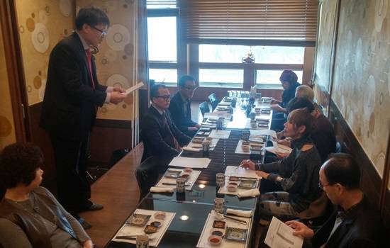 렛츠런 문화공감센터 일산의 지역상생협의회에서 이유환 위원장(센터장)이 위원들에게 2016년 사업 추진방향에 대해 브리핑하고 있다.(사진= 김진부 기자)