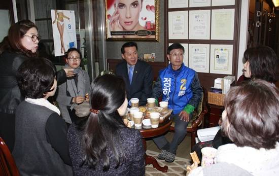 김포을 더불어민주당 정하영 후보가 김포시피부미용협회 회장단과 간담회를 갖고 있다.(사진= 정하영 사무소)