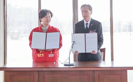 새누리당 고양시정 김영선 후보가 고양시 호국보훈안보단체연합회 회장과 MOU를 체결하고 기념촬영하고 있다.(사진= 김영선 사무소)