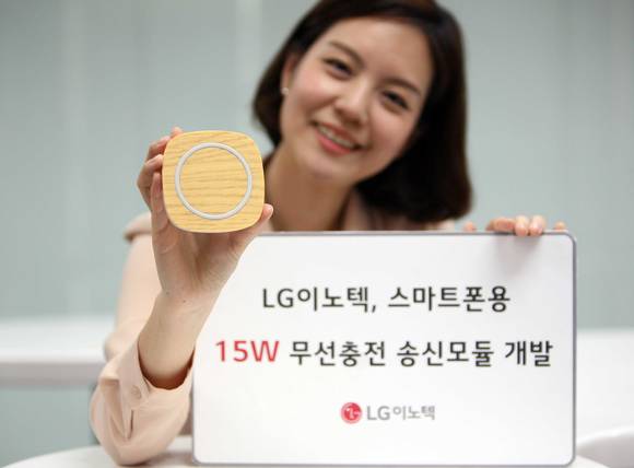 LG이노텍 모델이 15와트 무선충전 송신모듈을 장착한 스마트폰용 무선충전 패드를 선보이고 있다. (사진제공=LG이노텍)