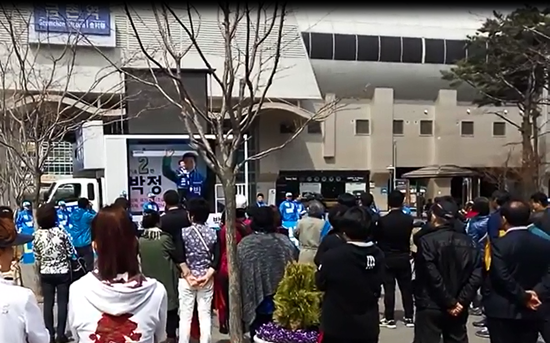 파주을 더불어민주당 박정 후보 출정식에서 박 후보가 연설을 하고 있다.(사진= 박정사무소)