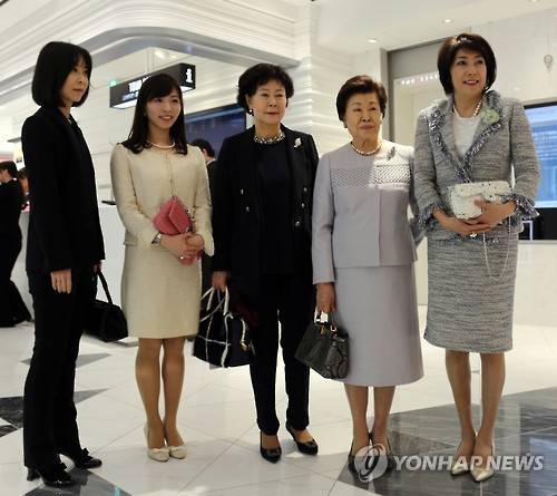 일본 도쿄에서 31일 열린 롯데면세점 긴자점 개점 행사에 롯데 가문 여인들이 대거 모였다. (오른쪽부터) 신동빈 롯데그룹 회장의 부인 시게미쓰 마나미(重光眞奈美, 57) 여사, 어머니 시게미쓰 하쓰코(重光初子, 89) 여사, 누나 신영자(74) 롯데복지재단 이사장, 며느리 시게미쓰 아야(重光絢, 32) 씨, 신 이사장의 딸 장선윤(45) 호텔롯데 해외사업개발담당 상무. (사진=연합뉴스)