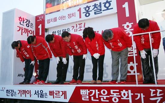 김포을 새누리당 홍철호 후보가 31일 아침인사를 하고 있다(사진= 홍철호 사무소)