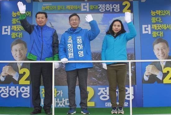 김포을 더불어민주당 정하영 후보가 31일 아침인사를 하고 있다(사진= 정하영 사무소)