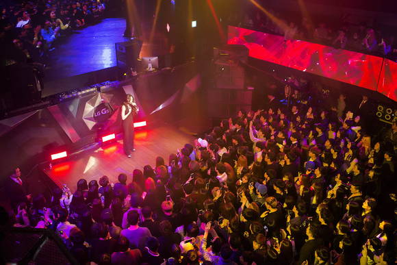 서울 강남에 위치한 옥타곤 클럽에서 진행한 G5 런칭파티 ‘Dream Players’에서 뮤지컬 배우 차지연이 관람객 앞에서 공연을 펼치고 있다. (사진제공=LG전자)